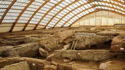 Découvrez les ruines anciennes de Çatalhöyük, un site archéologique clé en Türkiye.