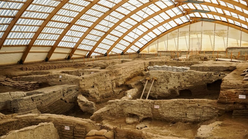 Découvrez les ruines anciennes de Çatalhöyük, un site archéologique clé en Türkiye.
