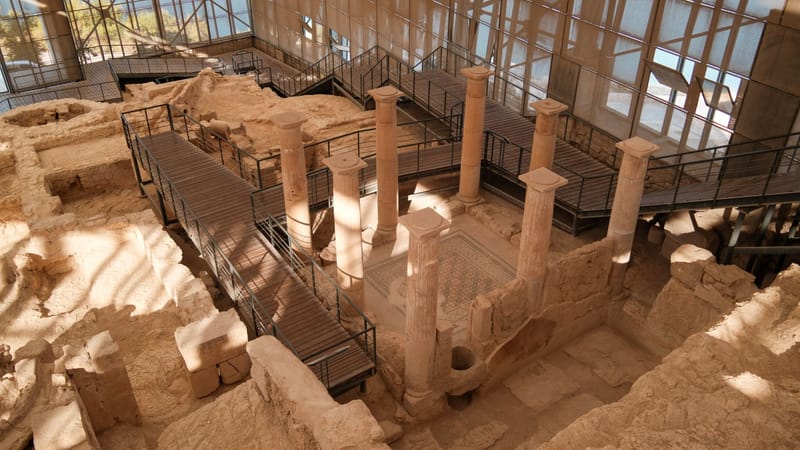 Explorez des ruines anciennes avec des colonnes impressionnantes dans un musée de Gaziantep.