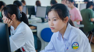Jeunes étudiants en uniforme étudiant sur des ordinateurs pour le travail d'équipe et l'éducation.