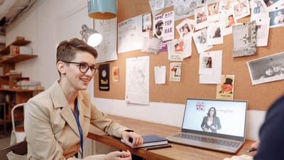 Une femme participant à une session de cours d'anglais en ligne dans un cadre éducatif moderne.