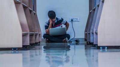 une bibliothèque, étudier, seule, en train de lire, masculin, jeune, réflexion, éducation, en train d'étudier, gens, personne, étudiant, homme, en regardant, séance, content, adulte, hommes, holding, l'école, table, décontractée, apprentissage, université, entreprise, mode de vie, homme d'affaire, de travail, mec, la technologie, lis, ordinateur, l'internet, adolescent, bleu, affaires, bleu ordinateur, le bleu de la technologie, bleu heureux, le bleu de l'école, ordinateur portable bleu, bleu de