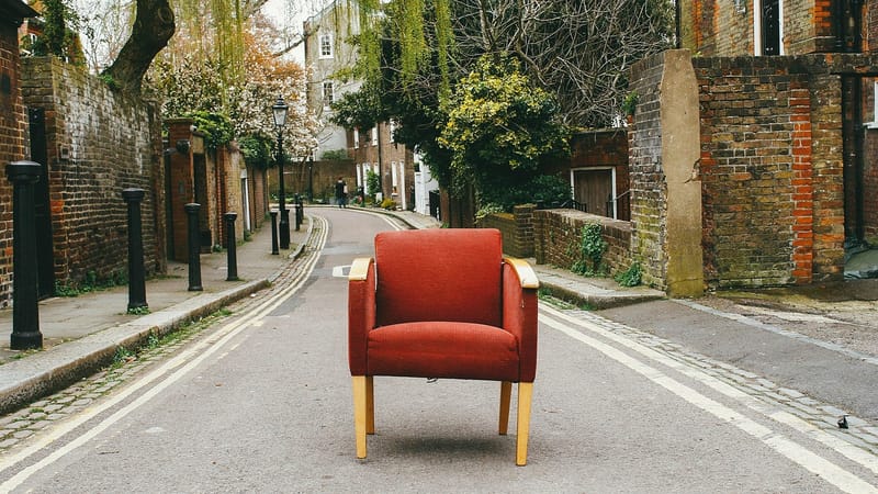 chaise, canapé, un meuble, route, fauteuil, rue, siège, quartier, rue de quartier, chaise, chaise, chaise, chaise, chaise, fauteuil, fauteuil, fauteuil