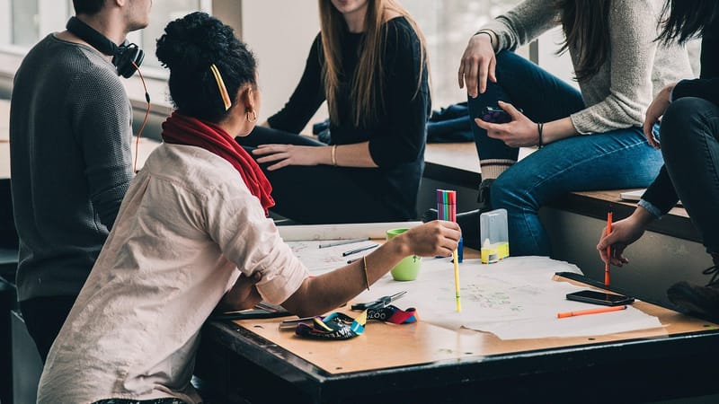 gens, filles, femmes, étudiants, copains, en parlant, rencontre, étudier, grouper, activité, devoirs, travail de groupe, réflexion, groupe d'étude, étudiants, étudiants, étudiants, étudiants, étudiants