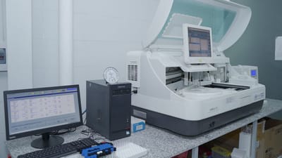 Équipement de laboratoire high-tech avec système informatique dans un cadre de laboratoire.