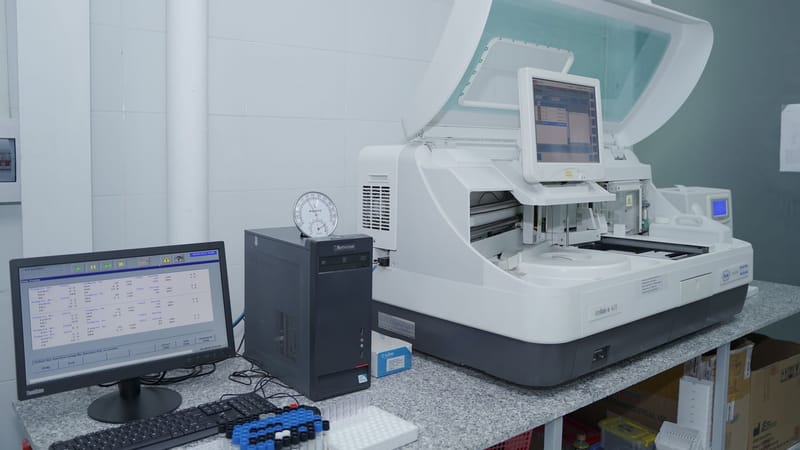Équipement de laboratoire high-tech avec système informatique dans un cadre de laboratoire.