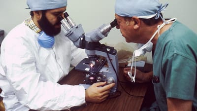 scientifique, pathologiste, microscope double tête, laboratoire de recherches, chercheur, virus, fond d'écran hd, microbes, fond d'écran complet hd, fond d'écran d'ordinateur portable, fond d'écran mac, bactéries, personnel soignant, arrière-plans sympas, hommes, fond d'écran windows, personnes, médecine, médecin, docteur, santé, beau fond d'écran, traitement des maladies, milieu médical, technologie, fond d'écran 4k 1920x1080, sciences, tenue chirurgicale, masque de protection, lunettes loupe,