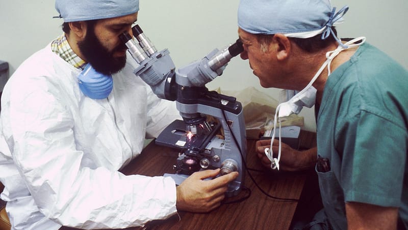 scientifique, pathologiste, microscope double tête, laboratoire de recherches, chercheur, virus, fond d'écran hd, microbes, fond d'écran complet hd, fond d'écran d'ordinateur portable, fond d'écran mac, bactéries, personnel soignant, arrière-plans sympas, hommes, fond d'écran windows, personnes, médecine, médecin, docteur, santé, beau fond d'écran, traitement des maladies, milieu médical, technologie, fond d'écran 4k 1920x1080, sciences, tenue chirurgicale, masque de protection, lunettes loupe,