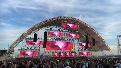 concert, festival, la musique, foule, divertissement, public, un événement, foule du festival, amusement, célébration, performance, étape, foule de concerts, habitent, festival de musique, edm, musique électronique, dj, en plein air, à ciel ouvert, bleu musique, le parti bleu, le bleu de la foule, le bleu de l'événement, bleu concert