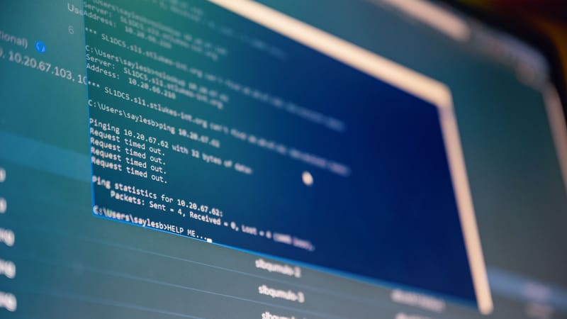 Gros plan sur l'analyse des données numériques affichée sur un moniteur d'ordinateur avec des tons bleus.
