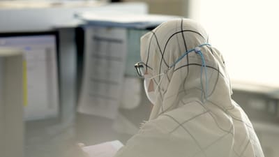 femme, administrateur, ordinateur, concentration, hijab, masquer, musulman, hijab, hijab, hijab, hijab, hijab, musulman, musulman