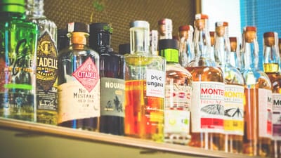 bouteilles, de l'alcool, boissons, bar, alcool, breuvages, boissons mixtes, cocktails, des bouteilles d'alcool, bouteilles en verre, boissons alcoolisées, breuvages alcoolisés, étagère, le restaurant, bar, bar, alcool, alcool, alcool, alcool, alcool