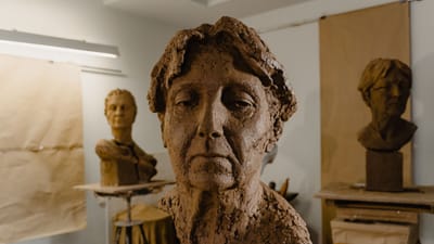 Sculptures de bustes en argile détaillées exposées dans un cadre créatif de studio d'art.
