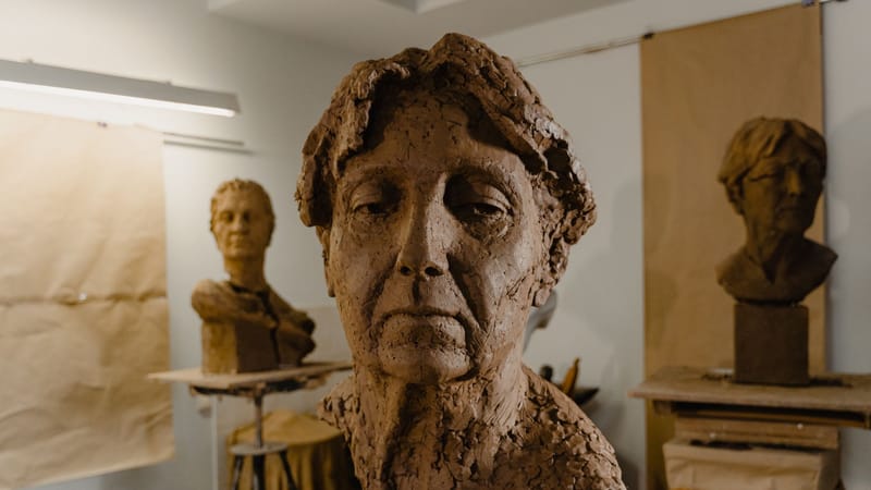 Sculptures de bustes en argile détaillées exposées dans un cadre créatif de studio d'art.