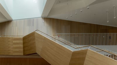 Escalier en bois contemporain dans un intérieur moderne à Ventspils, en Lettonie.