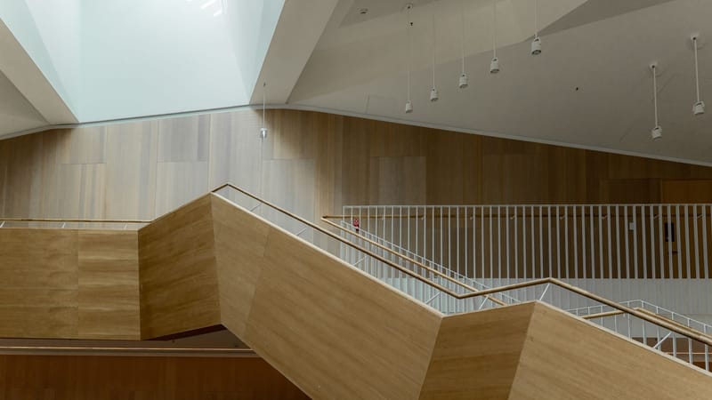 Escalier en bois contemporain dans un intérieur moderne à Ventspils, en Lettonie.