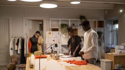 Des designers de mode travaillant dans un studio élégant, créant des vêtements et des idées de mode ensemble.