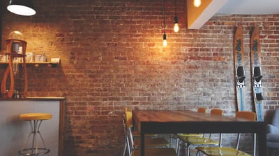 mur de briques, chaises, un meuble, design d'intérieur, lumières, le restaurant, table, rustique, décoration d'intérieur, table, table, table, table, table