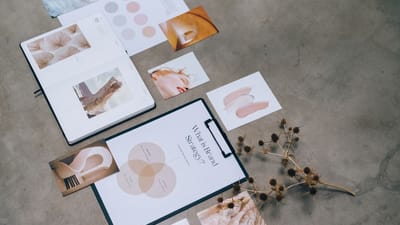 Une mise en scène moderne de documents de stratégie de marque et d'éléments de design sur un bureau.