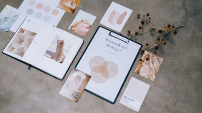 Vue de dessus des matériaux de stratégie de marque avec moodboard et palette de couleurs pour un design créatif.