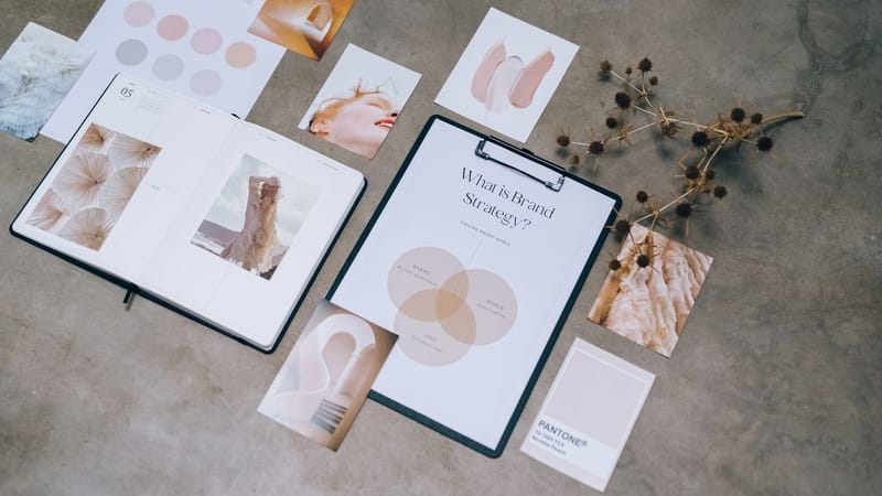 Vue de dessus des matériaux de stratégie de marque avec moodboard et palette de couleurs pour un design créatif.