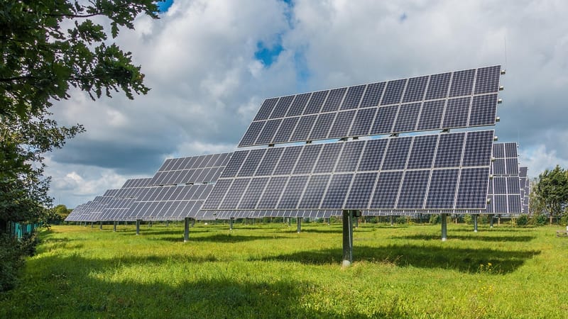 système photovoltaïque, solaire, énergie solaire, panneau solaire, photovoltaïque, renouvelable, révolution énergétique, la production d'énergie, champ solaire, des cellules solaires, tension, actuel, soleil, électricité, énergie, environnement, énergie renouvelable, la technologie, bloc d'alimentation, des nuages, nature, ciel, atmosphérique, tourner, journée de la terre