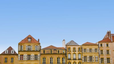 l'architecture, immeubles, appartements, façade, extérieur de l'immeuble, ville, village, maisons, vieilles maisons, toit, immobilier, propriétés, en plein air, horizon, ciel, nature, l'europe 