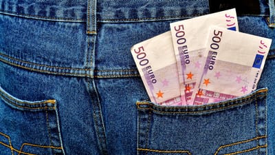 argent, euro, jeans, poche, poche arrière, devise, la finance, billets de banque, contrôle, revenu, le fisc, argent noir, dans sa propre poche