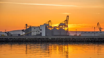 industriel, port, cargaison, industrie, transport, bateau, expédition, dock, commerce, entreprise, mer, exportation, grue, chargement en cours, récipient, lourd, importer, stockage, ciel, l'eau, international, nature, terminal, logistique, orange business, ciel orange, eau d'oranger, mer orange, océan orange, orange entreprise, industrie de l'orange