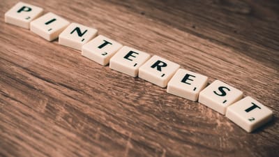 pinterest, facebook, médias sociaux, médias, social, l'internet, réseau, blog, référencement, la toile, commercialisation, entreprise, site internet, conception, symbole, icône, en ligne, chercher, optimisation, la communication, stratégie, ordinateur, service, la publicité, information, page, ensemble, signer, document, numérique, gens, global, grouper, communauté, relier, relation amicale, la technologie, connexion, sem, optimiser, solution, succès, un message, virale, brun d'affaires, brun or