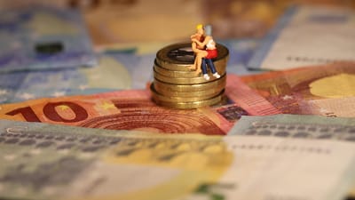 économiser, argent, figurines miniatures, prévoyance retraite, assurance dépendance, euro, vieille, la finance, maintenance, assurance, réserve, pension, eventide, assurance vieillesse est, retraite, dot, mariage, amour, figurine miniature, miniature, créatif, spielzeugfigur, figure de construction de modèle, assurance, assurance, assurance, assurance, assurance, pension, retraite
