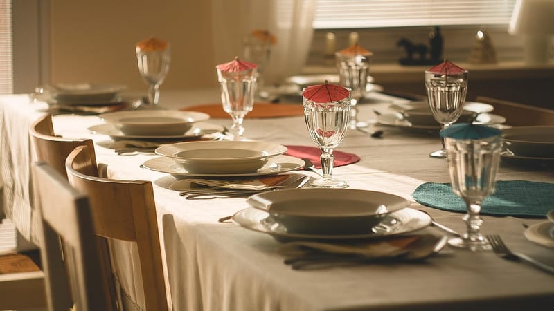 table, aliments, le déjeuner, petit déjeuner, frais, assiette, famille, loger, maison familiale, cuisson, goût, repas, coutellerie, lunettes, assiettes, nappe de table, serviettes, table, famille, repas, repas, repas, repas, repas