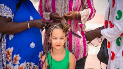 fille, petite fille, enfant, tour, cheveu, femme, travail en équipe, coiffure, tresse