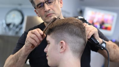 la coupe de cheveux, coiffeur, coiffure, salon de coiffure, peigne, homme, client, coiffeur, coiffeur, coiffeur, coiffeur, coiffeur