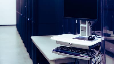 Un centre de données moderne avec une configuration d'ordinateur comprenant un moniteur et un clavier, mettant en avant l'infrastructure technologique.