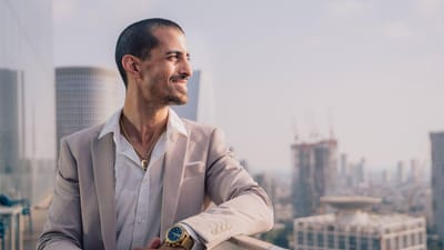 homme, costume, succès, entreprise, carrière, professionnel, leadership, à succès, la finance, travail en équipe, exécutif, réflexion, la technologie, personne, homme d'affaire, travail, argent, financier, devise, investissement, en espèces, richesse, riche, investir