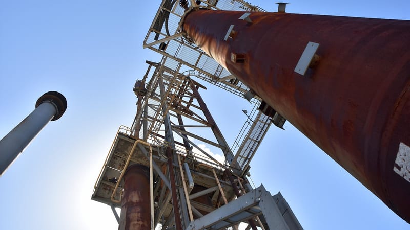 usine, piles, industrie, industriel, plantes, production, cheminée, fumée, chimique, gaz, fumer, métal, énergie, stockage, la tour, acier, tuyau, ciel, air, ingénierie, pétrochimique, chimie, fumée bleue, l'énergie bleue, nature, bleu métal, bleu chimie, le bleu de l'industrie