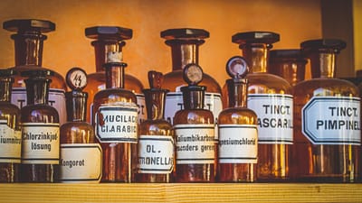 pharmacie, vieille, bouteilles, produits médicinaux, remèdes, chimie, brun, historique, médicament, bois, armoire à pharmacie, un verre, étagère, rétro, anciennement, santé