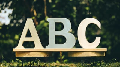 lettres en bois, alphabet, éducation, école, apprentissage, enjoué, design enfant, chambre d'enfants, école primaire, cahier, jeu, divertissement pour enfants, aide pédagogique, décoration, fête scolaire, créativité, bois coloré, lecture, amusement