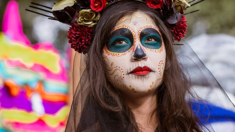 maquillage, femme, jour des morts, traditionnel, couronne de fleurs, rouge, noir, festival, costume, visage, peinture faciale, rose rouge, couronne d'épines, coiffe, détails de peinture, mascarade, richement décoré, festival culturel, carnaval, art