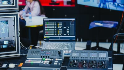 Équipement de montage audiovisuel professionnel dans un environnement de studio numérique.