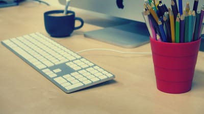 bureau à domicile, ordinateur, ordinateur de bureau, travailler, clavier, souris, étudier, lieu de travail, des crayons, crayons de couleur, espace de travail, travailler de la maison, ordinateur, clavier, clavier, clavier, clavier, clavier