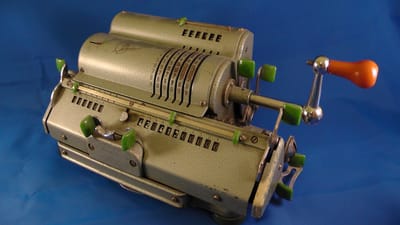 calculatrice, compter, chiffres, mathématiques, manivelle, vieil appareil, calculette, caisse enregistreuse, bureautique, bureau, comptable, cadran, comptabilité