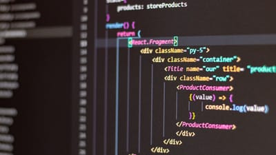 Gros plan sur du code HTML et JavaScript sur un écran d'ordinateur dans Visual Studio Code.