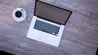 portable, macbook, maquette, webinaire, ouvert, café, brillant, écran, table en bois, ordinateur, création de sites web, clavier, blanche, à l'intérieur, créatif, conception, apple, bureau, mac, ordinateur portable, en milieu de travail, travailler, la technologie, bureau à domicile, concepteur, la communication, sensible, surveiller, programmation, recadrage, mobile, conception graphique, photoshop, numérique, webinaire, webinaire, webinaire, webinaire, webinaire