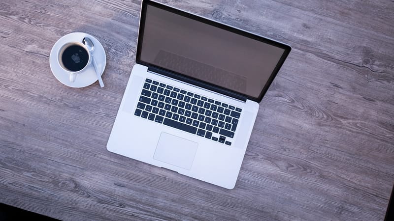 portable, macbook, maquette, webinaire, ouvert, café, brillant, écran, table en bois, ordinateur, création de sites web, clavier, blanche, à l'intérieur, créatif, conception, apple, bureau, mac, ordinateur portable, en milieu de travail, travailler, la technologie, bureau à domicile, concepteur, la communication, sensible, surveiller, programmation, recadrage, mobile, conception graphique, photoshop, numérique, webinaire, webinaire, webinaire, webinaire, webinaire