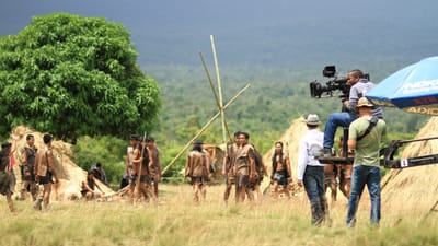 réalisateur, scène de film, cameraman, directeur de la photographie, faire des films, tribu, production de films, sur le terrain, grue
