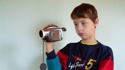 caméscope, adaptation cinématographique, garçon, vidéographie, enregistrement, teen, jeune, vidéo, appareil photo, les années 90, rétro, ancien, vidéaste, directeur, loisir, enfants, tournage vidéo, lentille, équipement, ютуб, opérateur, réalisateur, numérique, la technologie