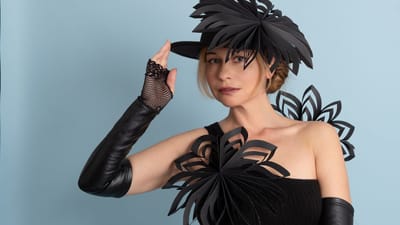femme, modèle, poser, mode, style, papier, origami, la féminité, magnifique, jeune femme, chapeau, gants, art, styliste modéliste, conception de vêtements, robe en papier, podium, artiste