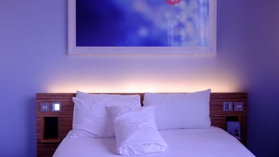 chambre à coucher, chambre d'hôtel, lit, draps de lit, la literie, oreillers, intérieurs, décoration d'intérieur, design d'intérieur, feuilles blanches, sticker, hébergement, hôtel, pièce, lit, lit, lit, lit, lit, hébergement, hôtel, hôtel, hôtel